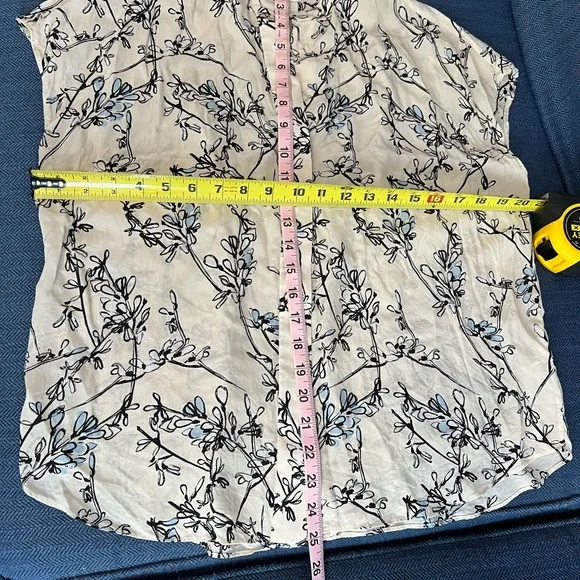 Blouse silk CLUB MONACO SIZE SP Color crem/floral blue/ black flowers . - Picture 5 of 5
